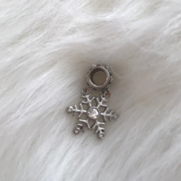 Snowflake charm - Picture 2 of 3